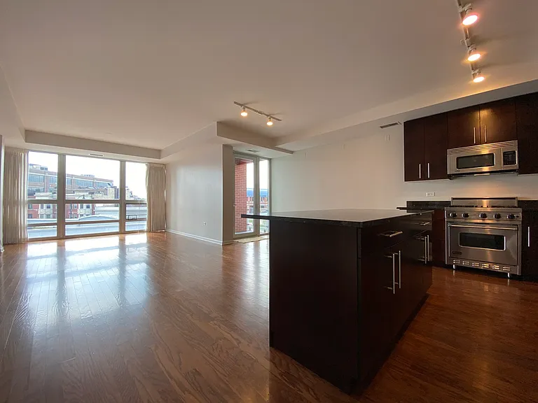 744 W Fullerton Ave #401 — Photo 4