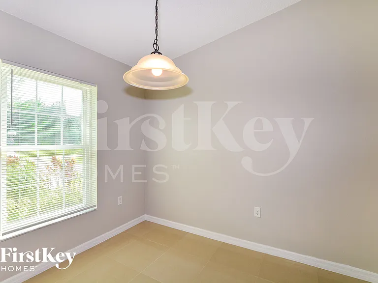 307 Michigan Ln — Photo 4
