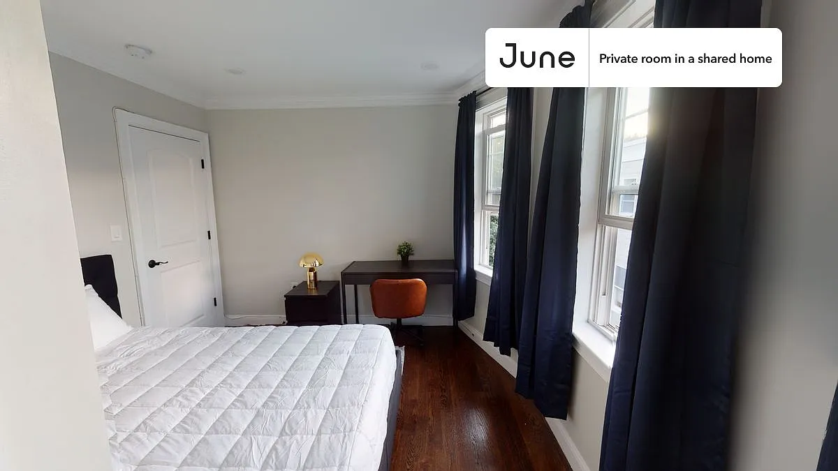 Queen bedroom in 5 bed/1.5 bath home in Brighton #571 B — Photo 2