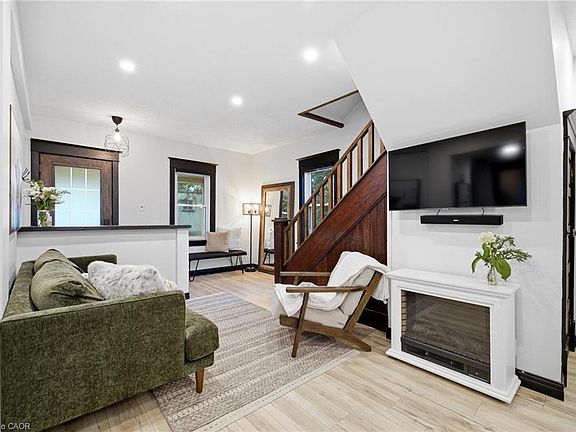 3rd image of 35 Arthur St N