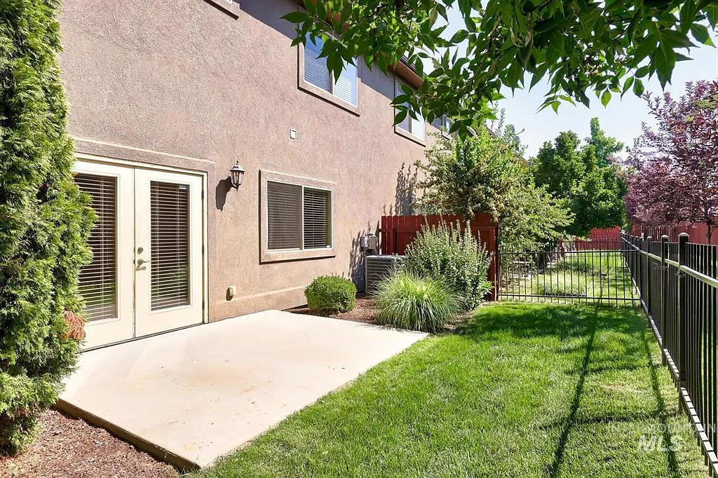 3 bed, 2.5 bath, 1550 sqft, $2,575 — Photo 2