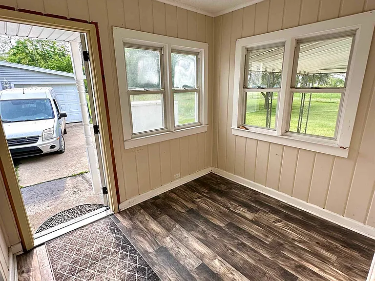 1034 Evanston Dr — Photo 9