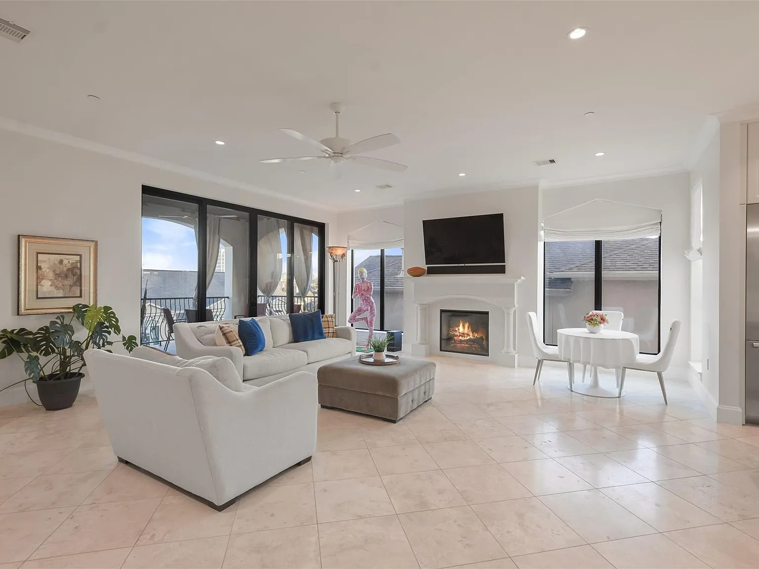 3 bed, 3.5 bath, 2834 sqft, $9,500 — Photo 3