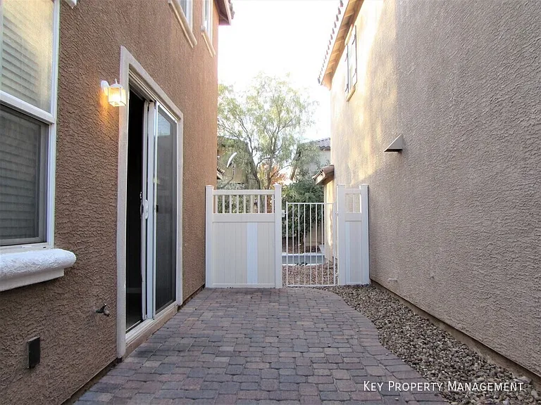 2021 Brush Stroke St — Photo 16