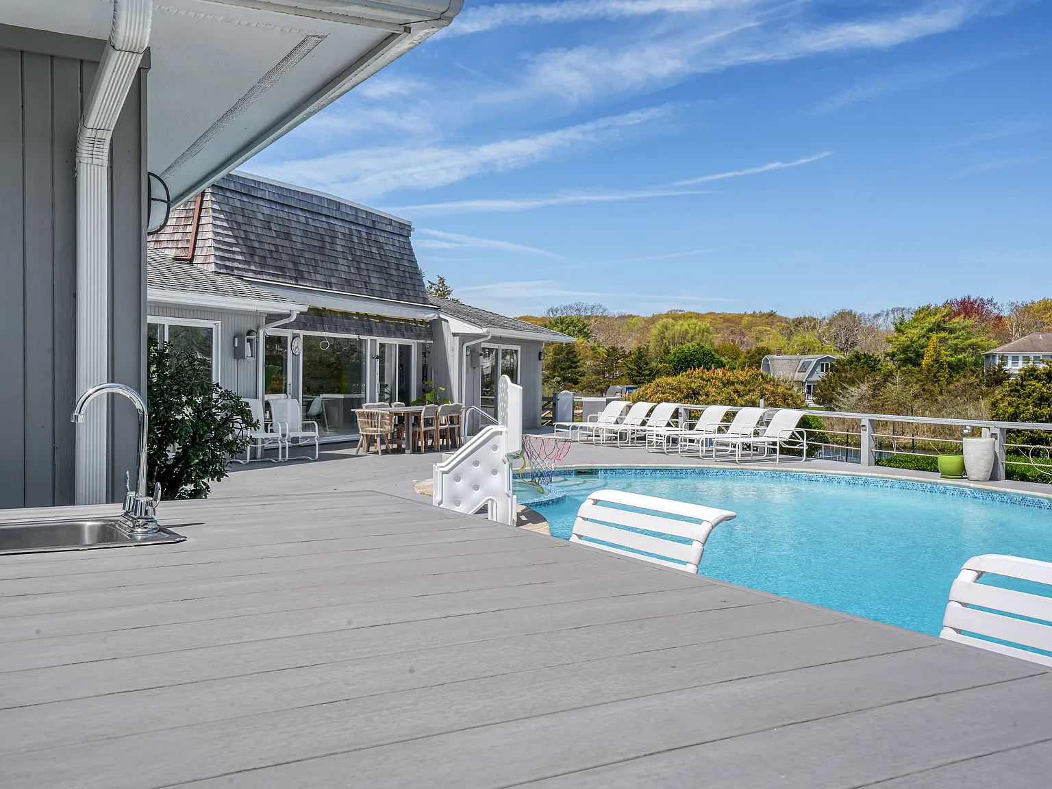 Waterside Pool and Waterfront on the Harbor. — Photo 4
