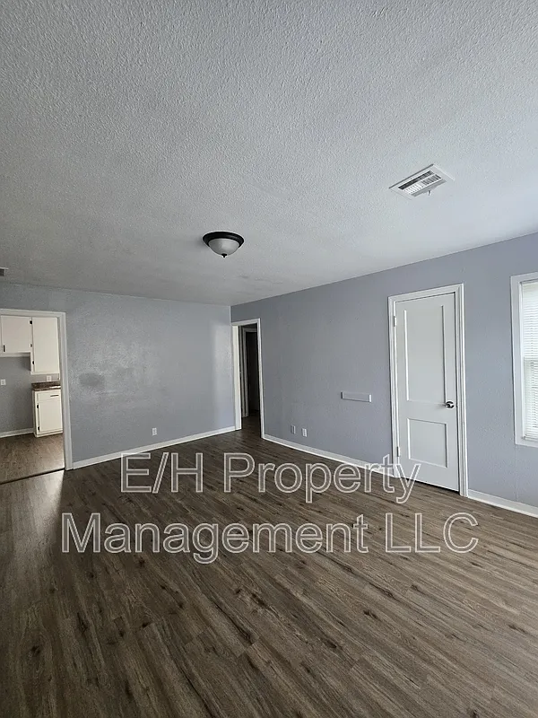 3 bed, 1.0 bath, 960 sqft, $1,100 — Photo 2