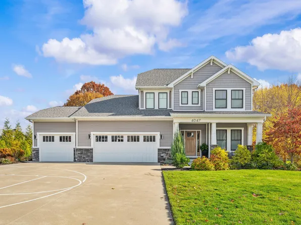 4047 Fox Woods Rd, Saint Joseph, MI 49085