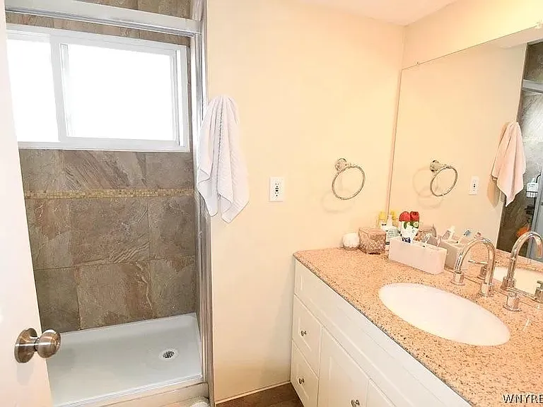33 Shoreham Pkwy #1 — Photo 5