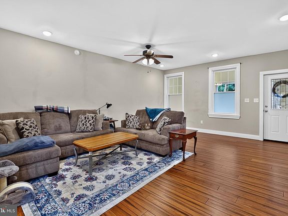 4th image of 303 Garden St