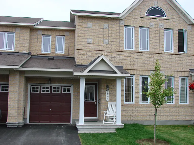 423 Temiskaming Cres — Photo 1