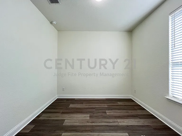 2605 Warren Ln — Photo 10