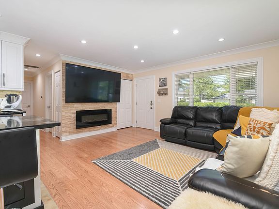 4th image of 891 Shorewood Dr
