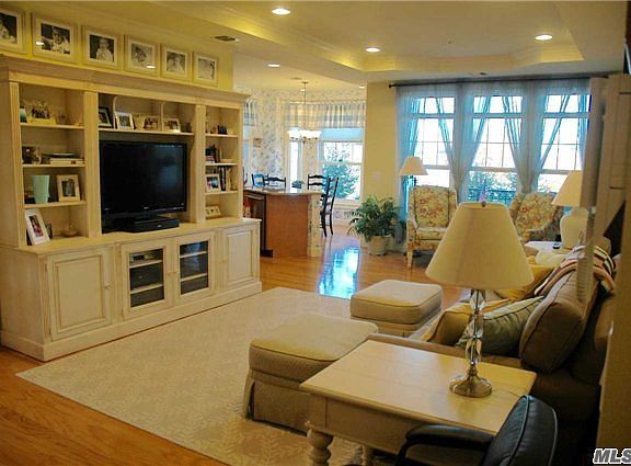 4th image of 214 Roosevelt Way
