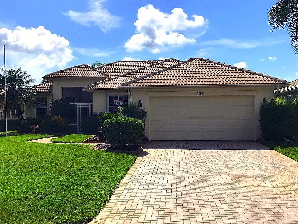 1st image of 527 NW Waverly Cir