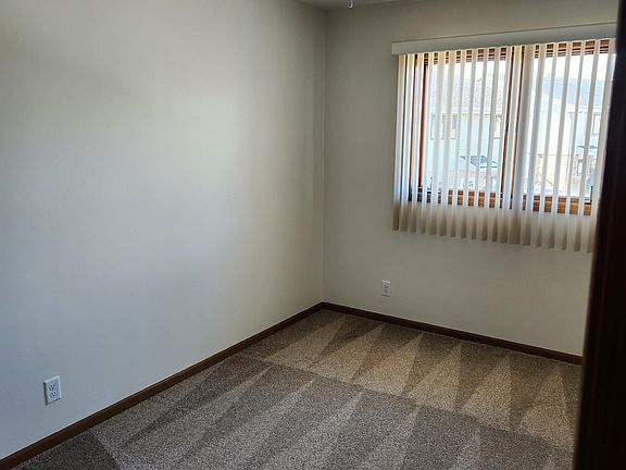 4th image of 465 Plum Creek Ct