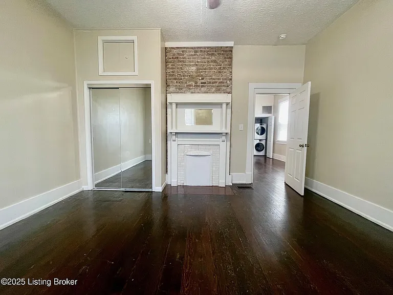 813 Swan St — Photo 2
