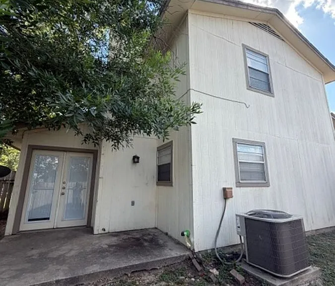 1202 Royal Crest Dr — Photo 44