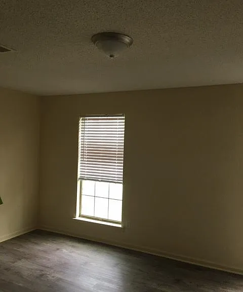 513 Newton St — Photo 6
