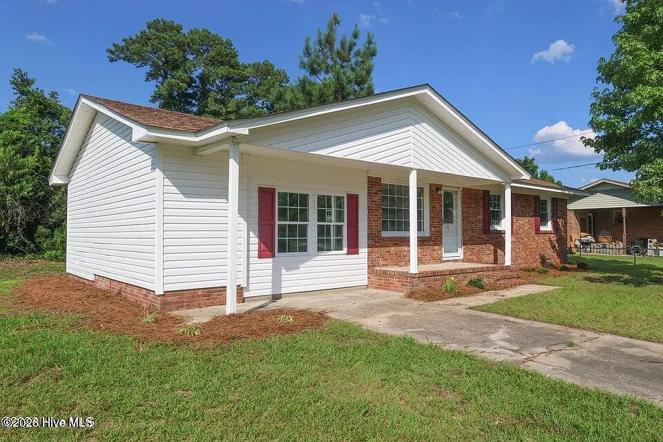 3 bed, 1.5 bath, 1378 sqft, $1,600 — Photo 2