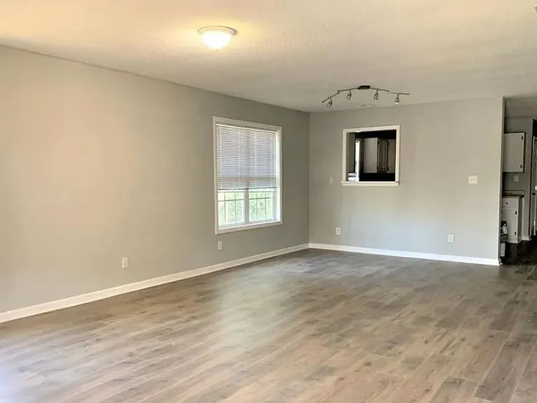 1810 Reynolds St — Photo 2