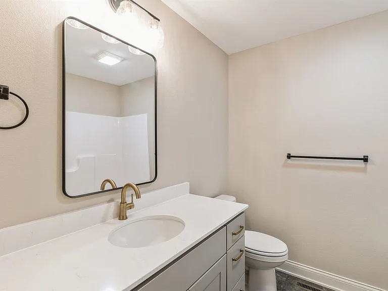 2103 Lacey Dr — Photo 15