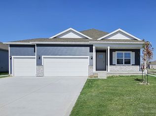 2875 Grassland Ct, Hiawatha, IA 52233