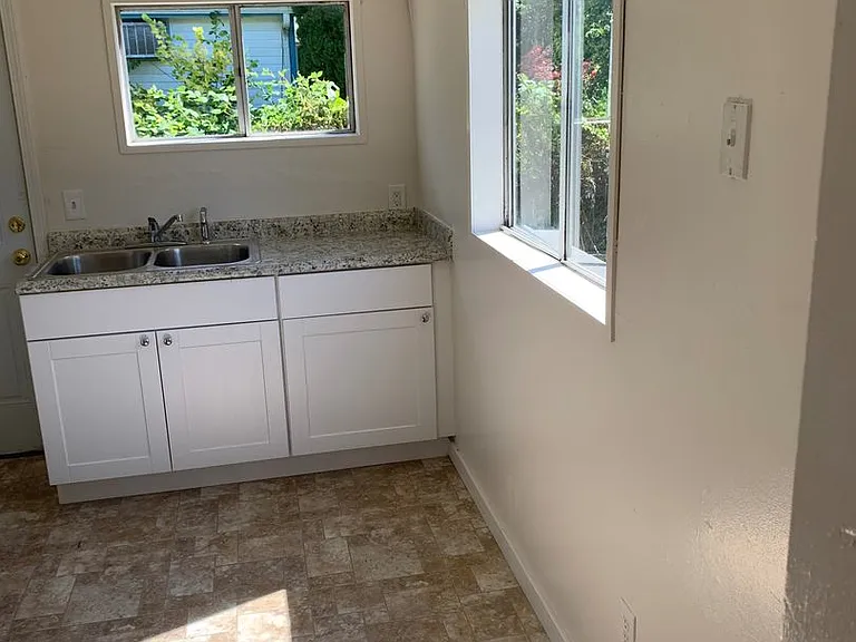2425 SW Pickford St — Photo 6
