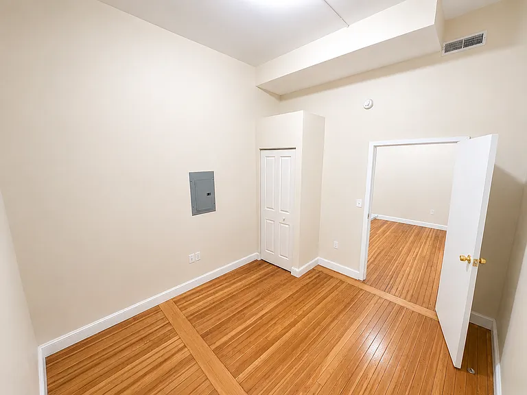 105 Bank St — Photo 45