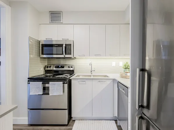 41 Dundonald St, Toronto, ON M4Y 1K6