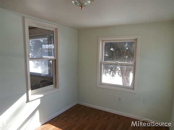 3rd image of 932 Holiday Ave
