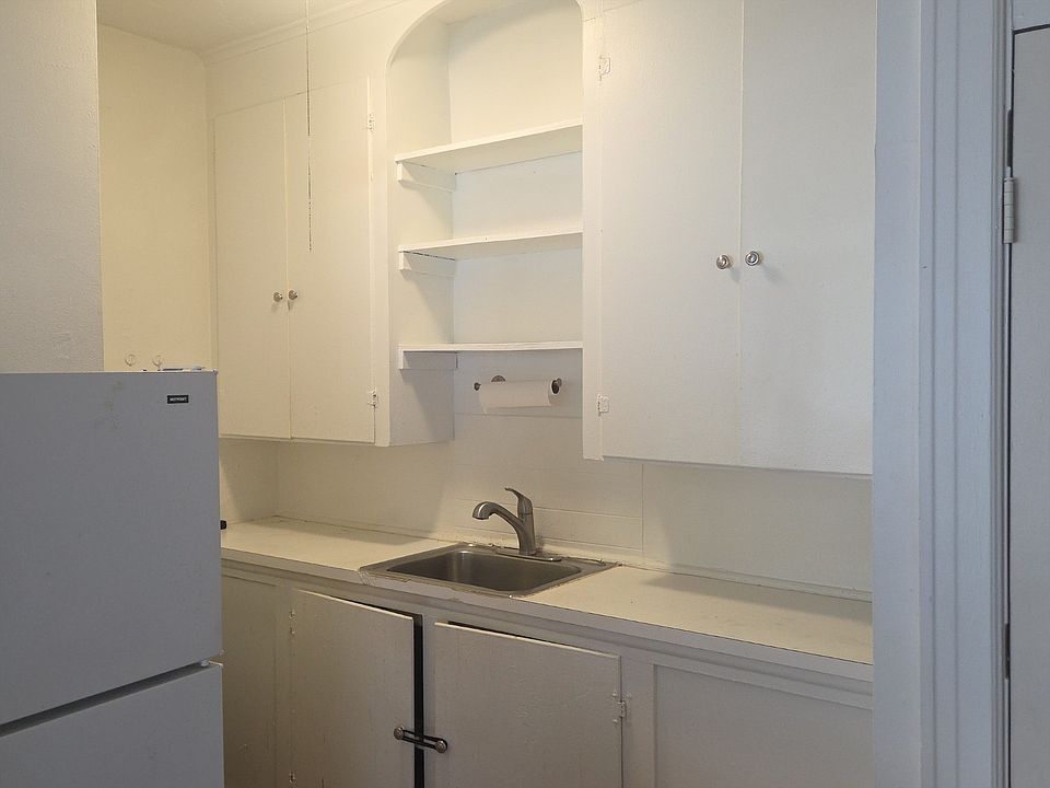 1st image of 264 Alexander St APT 4