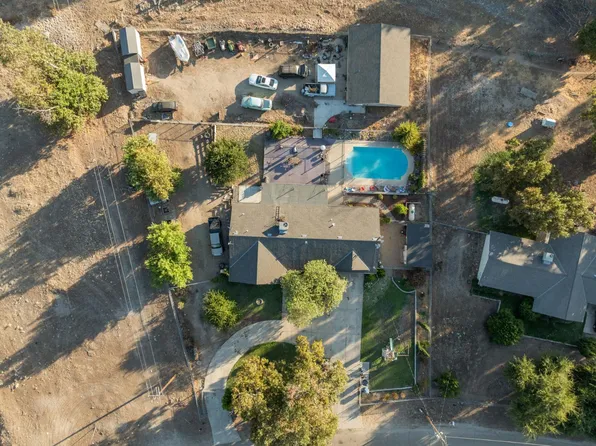 6855 Live Oak Dr, Sanger, CA 93657