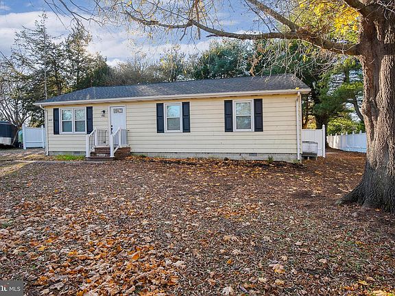 4th image of 213 Central Dr