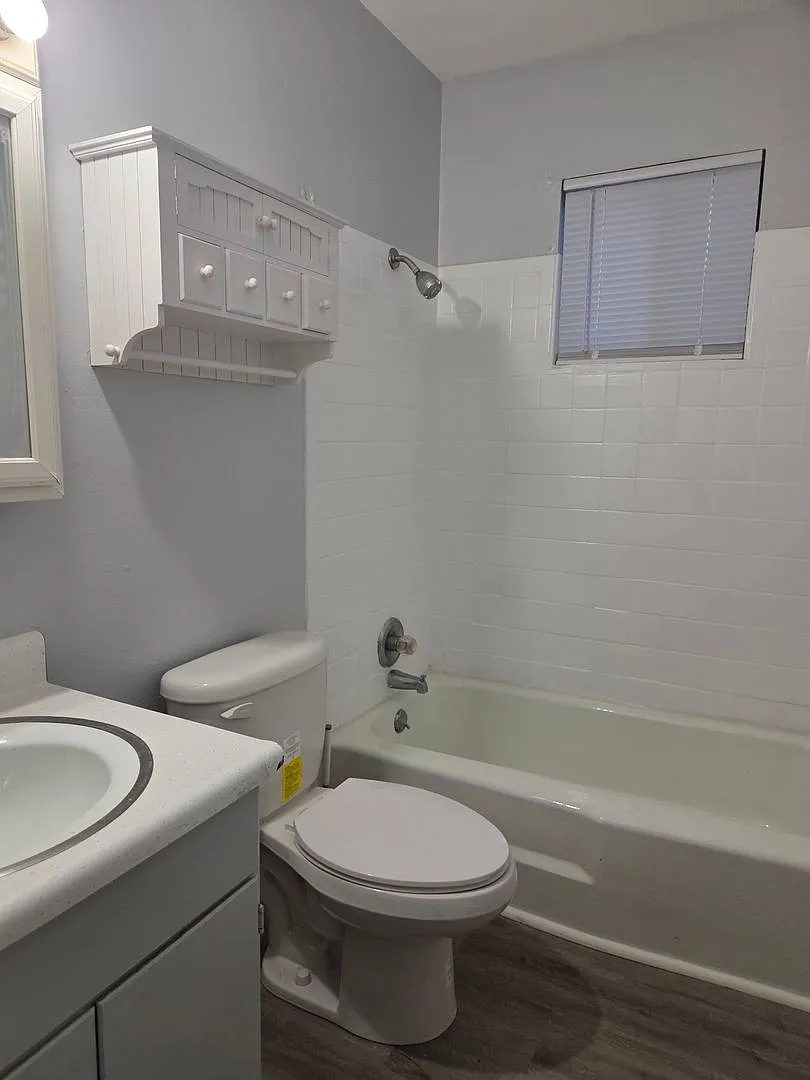 227 W Elm St — Photo 4