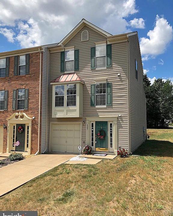 3 level End unit - long driveway, room for 2 cars