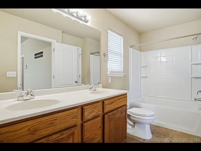 605 E Linden Ln — Photo 10