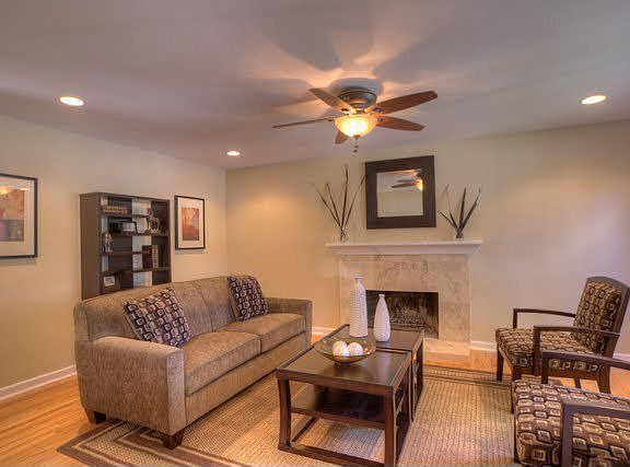 2nd image of 2956 Taper Ave