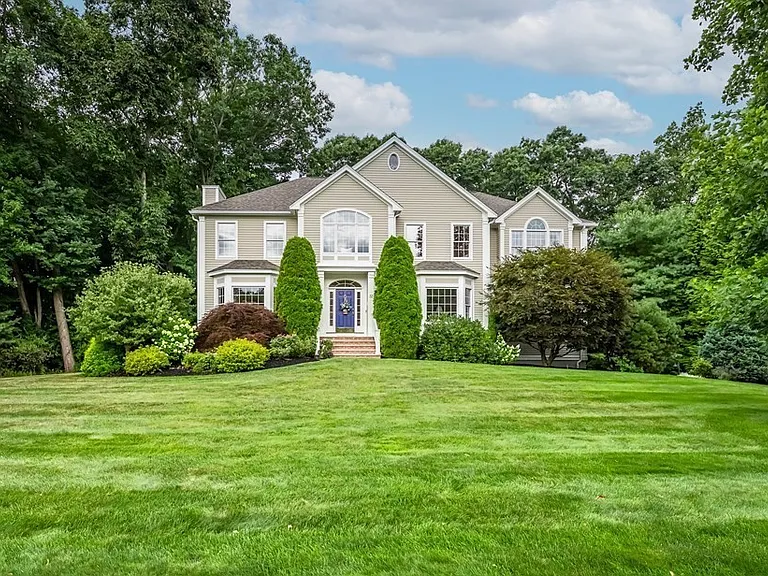 33 Nutmeg Ln — Photo 1