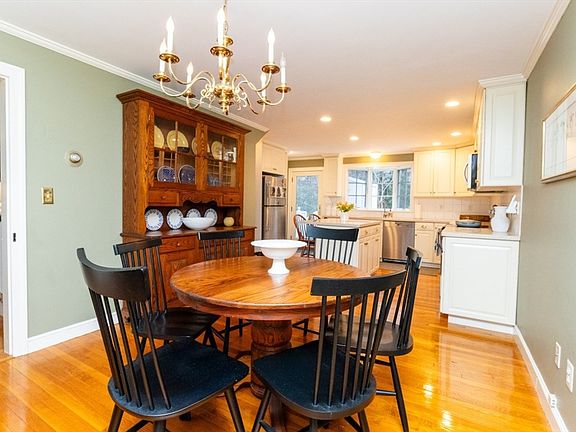 5th image of 484 Brook Rd