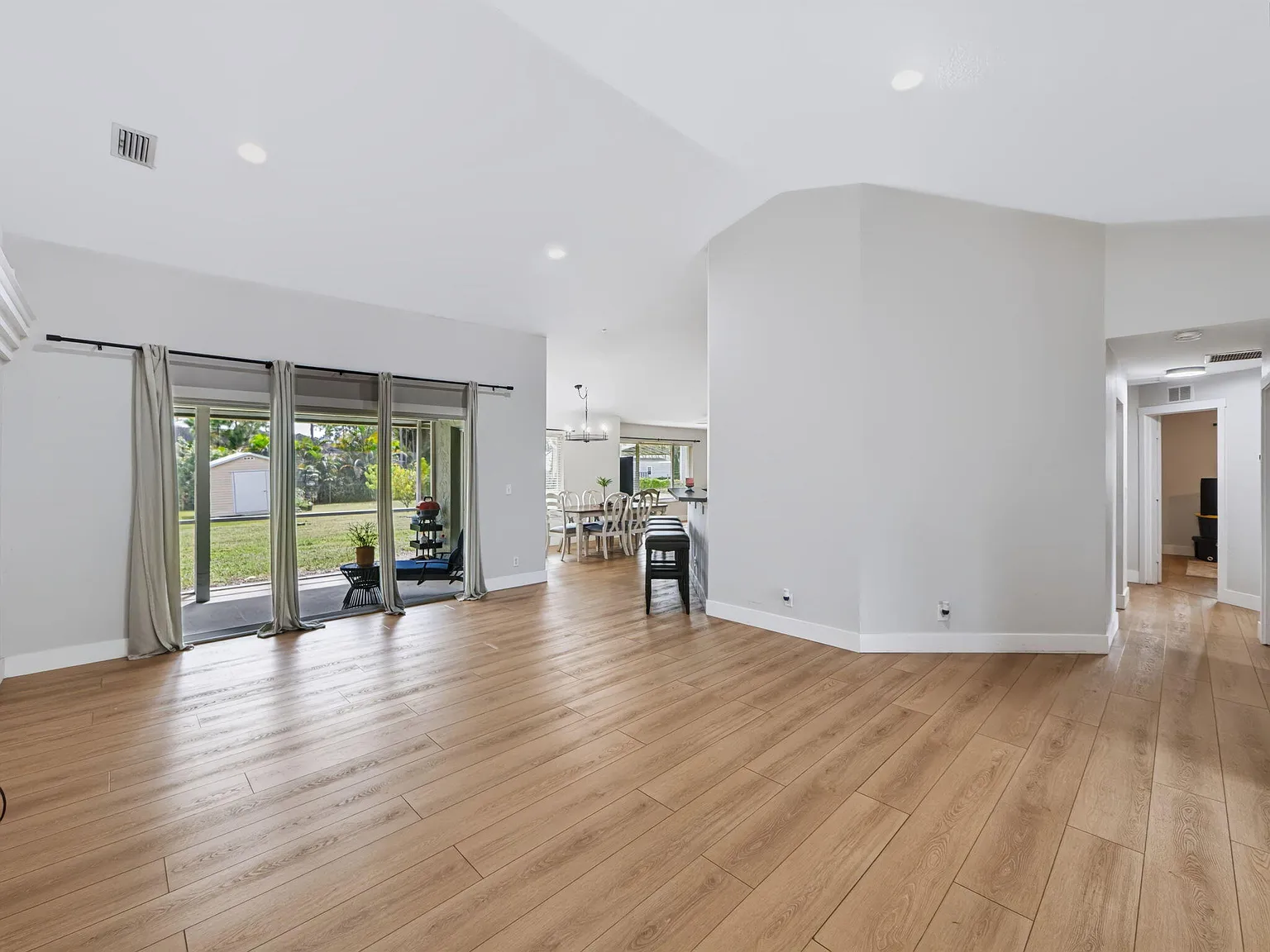 3 bed, 2.0 bath, 2062 sqft, $4,000 — Photo 3
