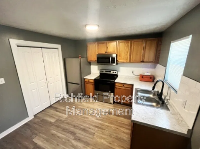 3 bed, 2.0 bath, 1076 sqft, $1,350 — Photo 2
