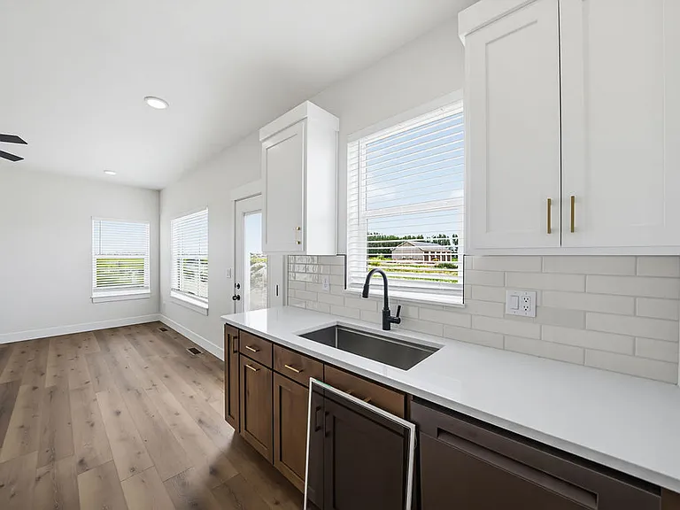 435 E River Ln — Photo 11