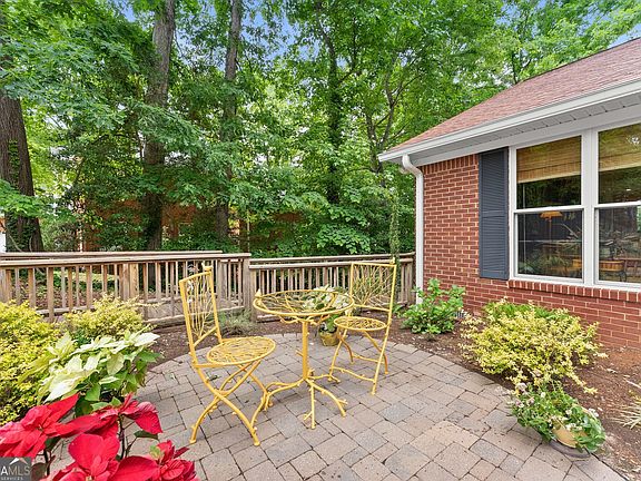 5th image of 2740 Northlake Rd