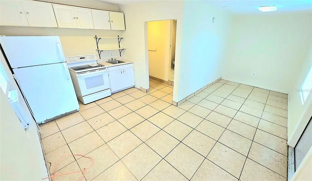 Studio, 1.0 bath, 300 sqft, $900 — Photo 2