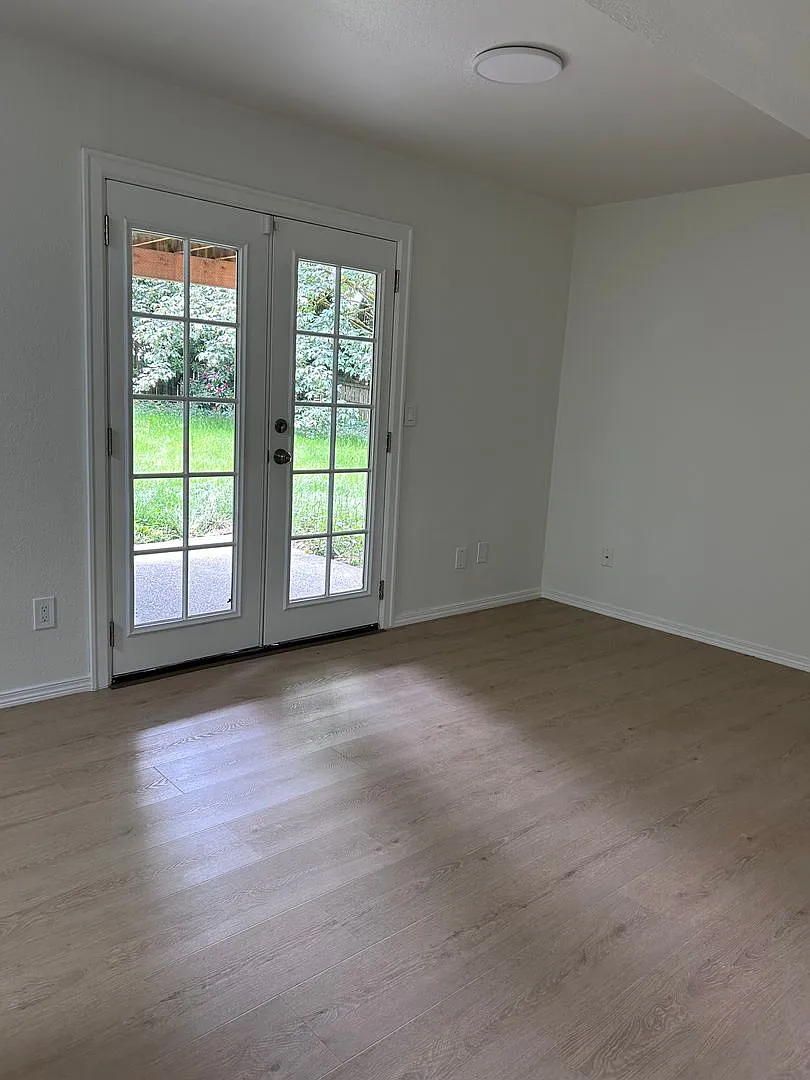 Beautifully Updated Fairwood Cul-de-Sac Home Fresh Paint Throughout! — Photo 4