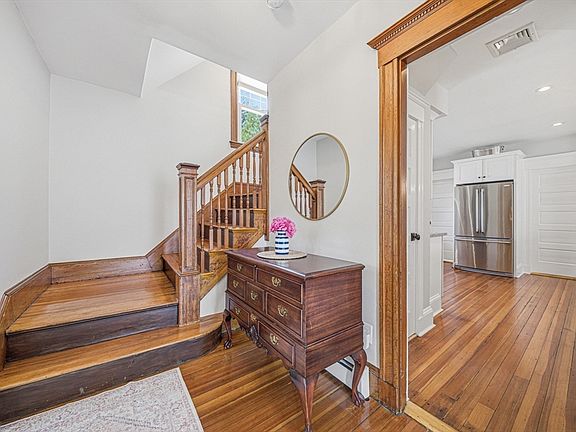 5th image of 55 Hobart Ave