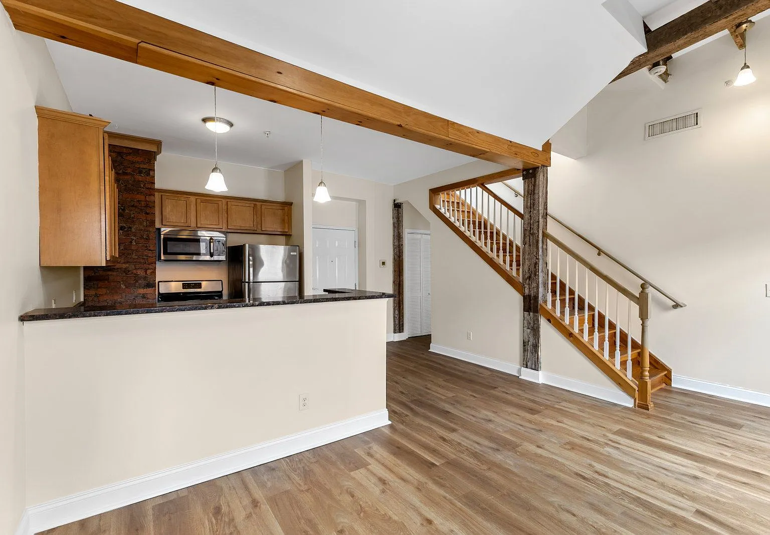 1 bed, 1.0 bath, $1,600 — Photo 2