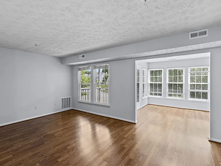 815 Deering Rd — Photo 2