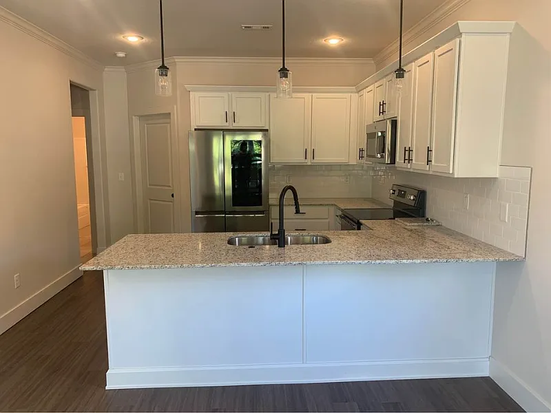 4 bed, 2000 sqft, $4,700 — Photo 2