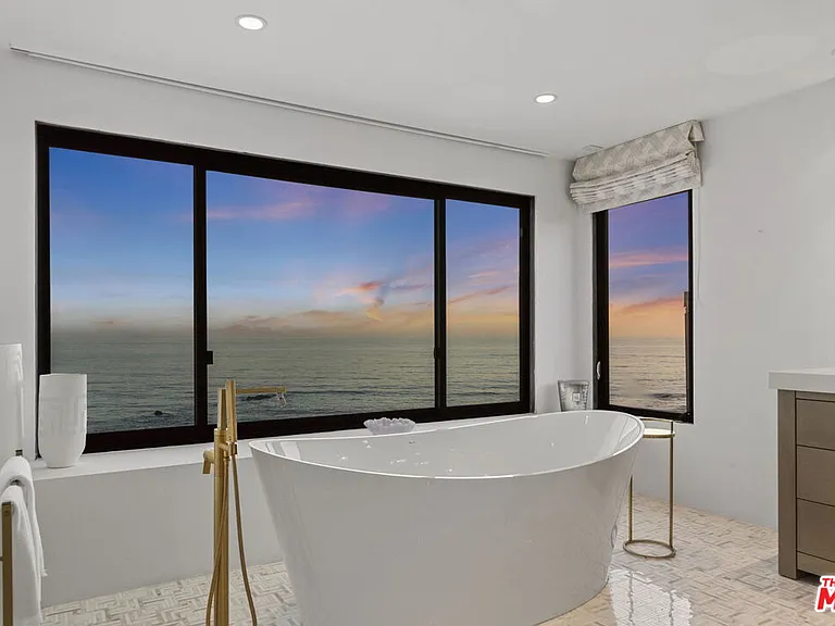 24146 Malibu Rd — Photo 13